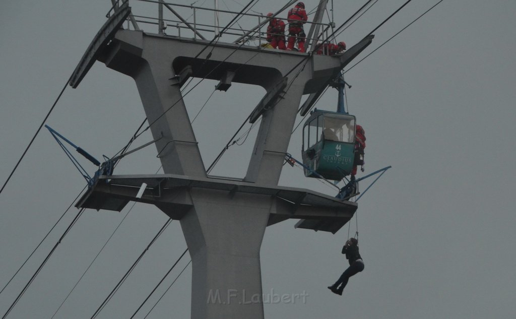 Einsatz BF Hoehenretter Koelner Seilbahn Hoehe Zoobruecke P2136.JPG